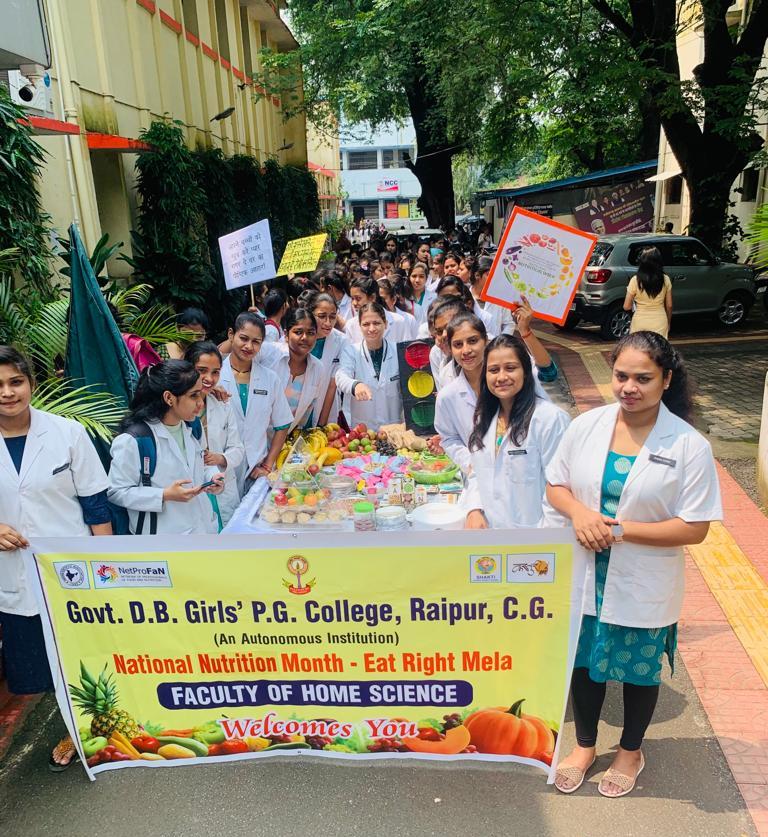  Poshan on Wheel Rally, the girl students gave the message of nutrition plate to every household