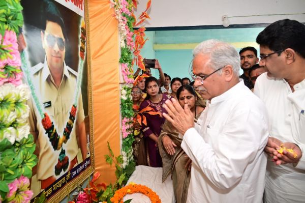 Chief Minister paid tribute to late Shri Deepak Bhardwaj, the sub-inspector who was martyred in a Naxalite attack