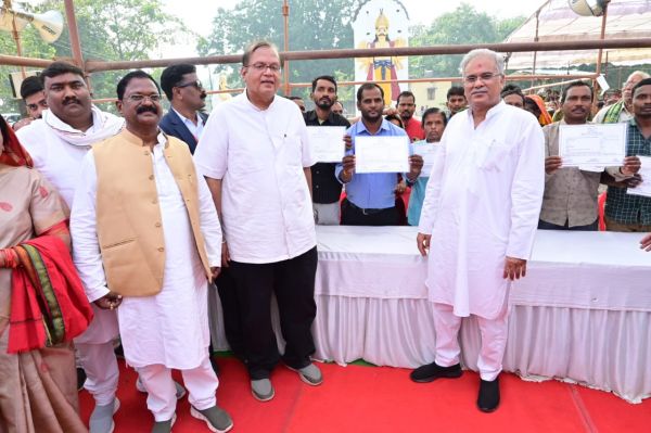 Chief Minister Mr. Bhupesh Baghel distributed goods and cheques of financial aid to the beneficiaries in the Bhent-Mulaqat program organized at Chhura in Gariaband district