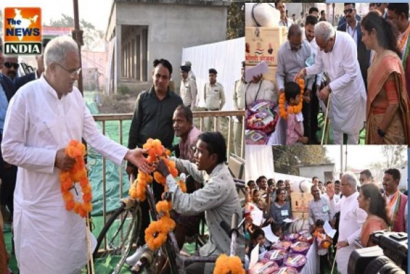 Chief Minister Shri Bhupesh Baghel distributed tricycles, crutches to beneficiaries