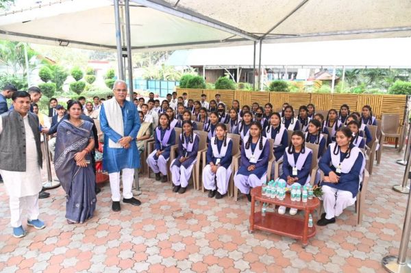 Courtesy meeting of the students of Government High School Madrakuhi with Chief Minister Mr. Bhupesh Baghel.
