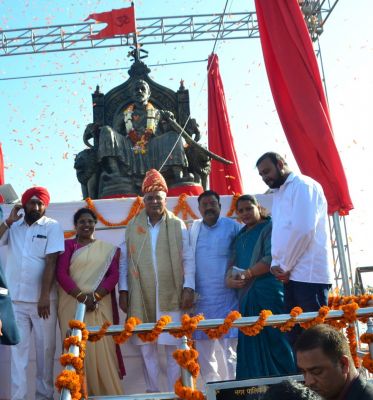  Chief Minister unveiled the statue of Chhatrapati Shivaji