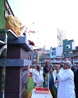 Bhent Mulaqat: Chief Minister Mr. Bhupesh Baghel today reached Bhilai as a part of his Bhent Mulaqat program and garlanded the statue of the visionary late Mr. Chandulal Chandrakar