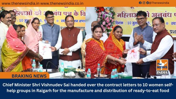 Chief Minister Shri Vishnudev Sai handed over the contract letters to 10 women self-help groups in Raigarh for the manufacture and distribution of ready-to-eat food