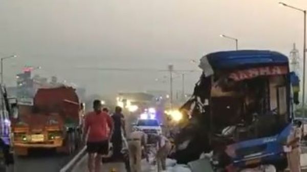 Ahmedabad-Mumbai National Highway in Vadodara, Bus - truck  accident 
