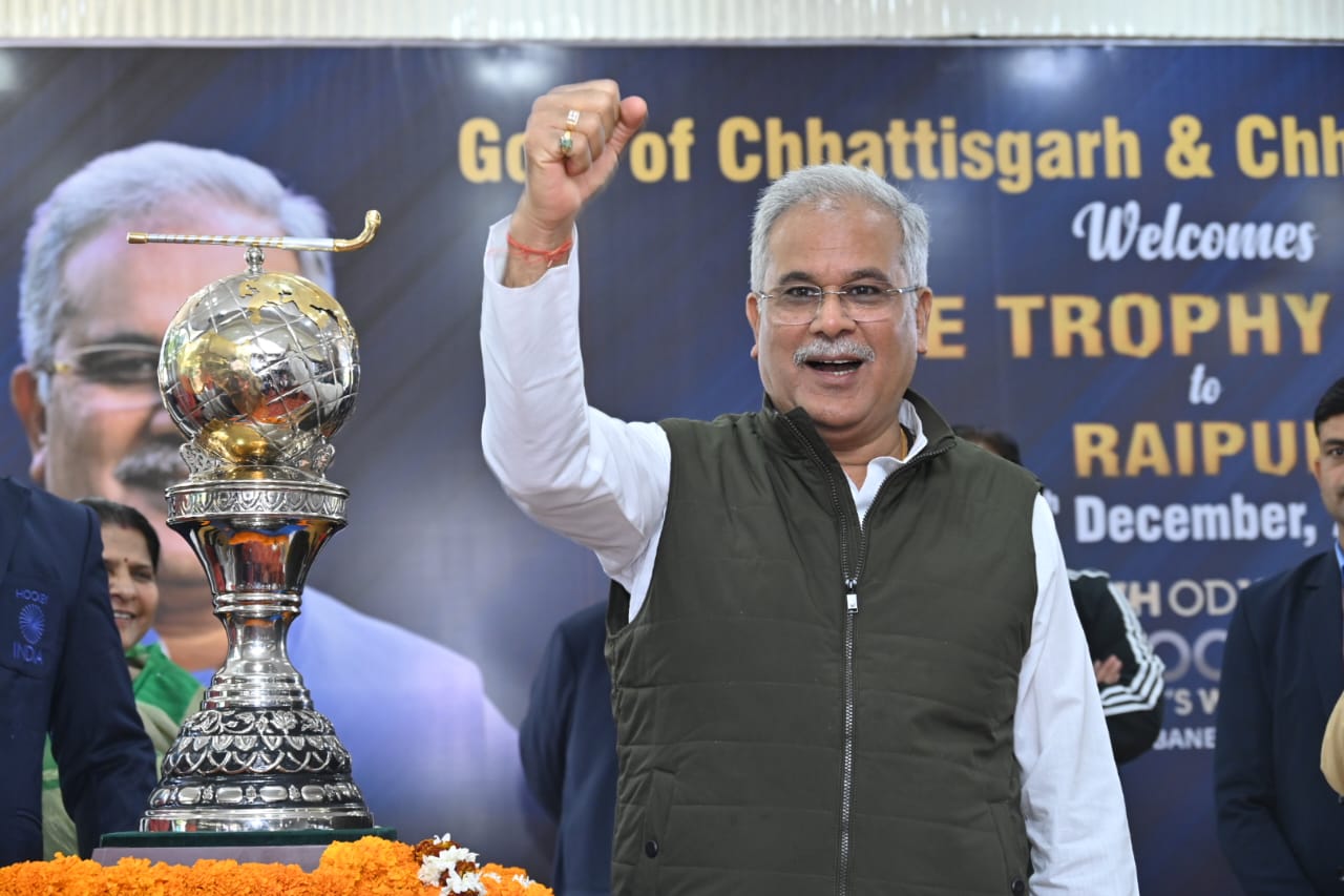 Chief Minister Shri Bhupesh Baghel lifts the Hockey World Cup trophy with the slogan of 'Chak de India'