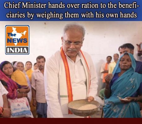 Chief Minister hands over ration to the beneficiaries by weighing them with his own hands