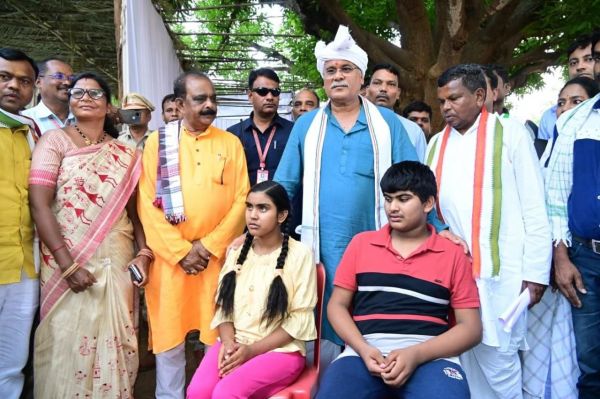 Immediate implementation of the Chief Minister's announcement in Bastar, visually impaired brother-sister Bhanupriya and Khalendra got a cheque of Rs 1.50 lakh