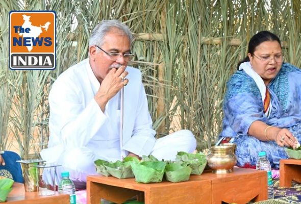 Chief Minister Bhupesh Baghel sat on the ground at the house of a woman farmer, had lunch