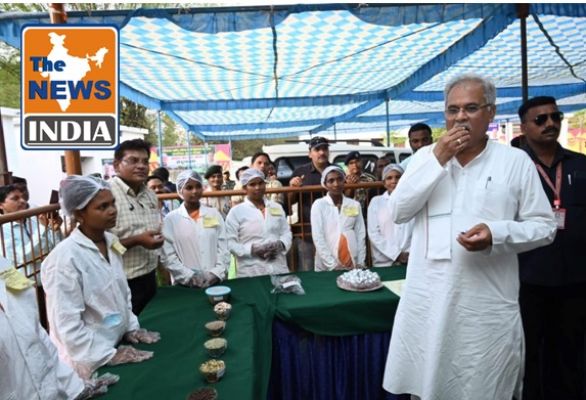 The Chief Minister tried the Mahua Laddu, and appreciated the taste, congratulated the progress of the self-help- group, 