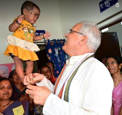 C M  Bhupesh baghel bursts out laughing when a lil girl grabs his collar